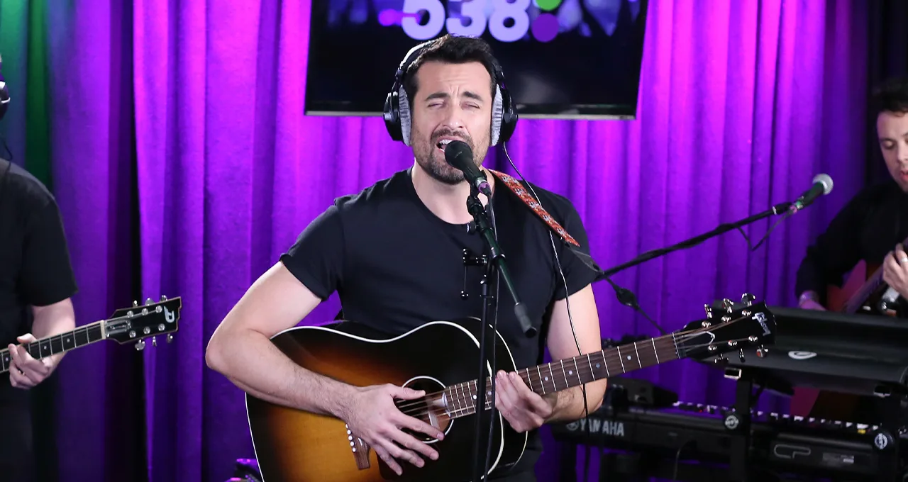 Dotan voor het eerst live met z'n nieuwe single Bleeding!