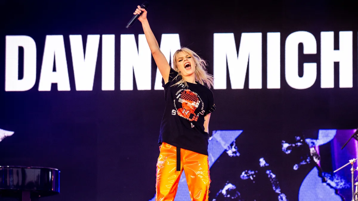 Davina Michelle knalt van het podium met Hyper