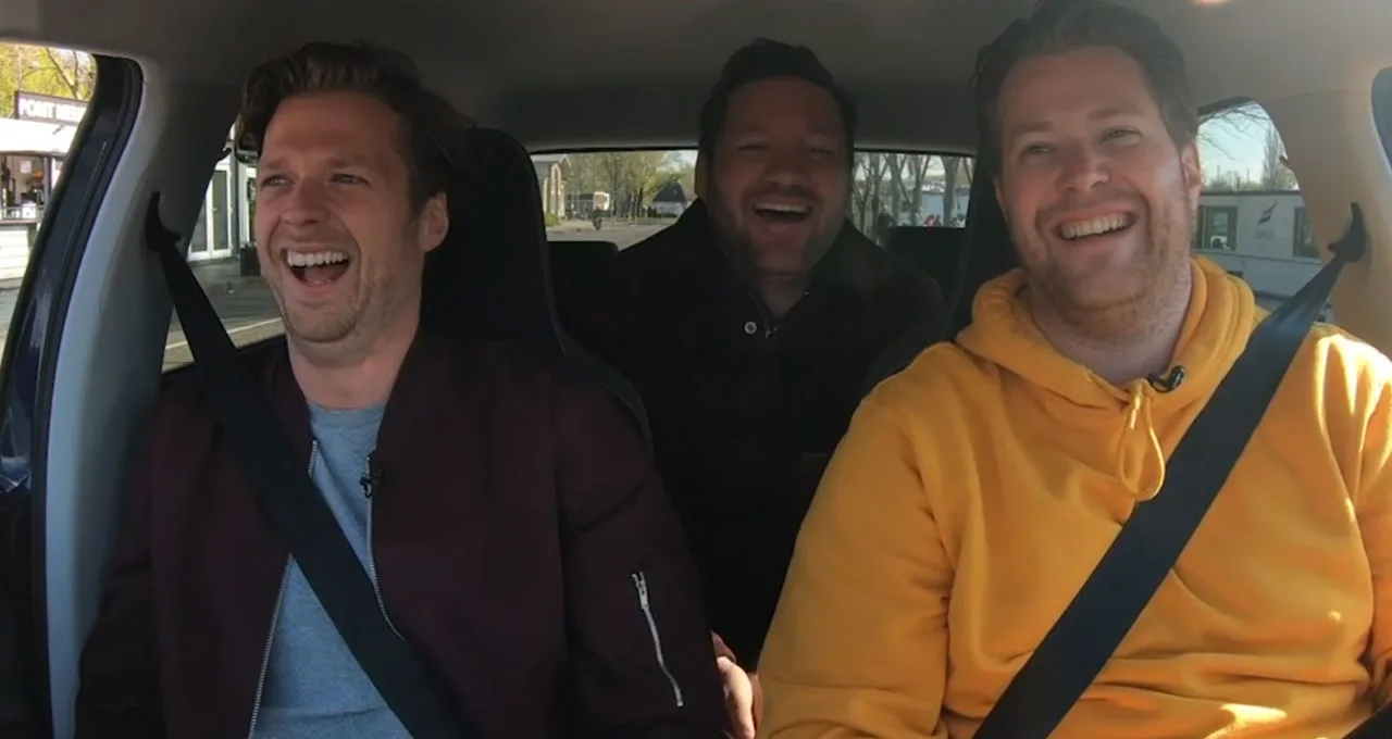 Is sidekick Chris' mini-auto een brommobiel? Wietze test het uit!