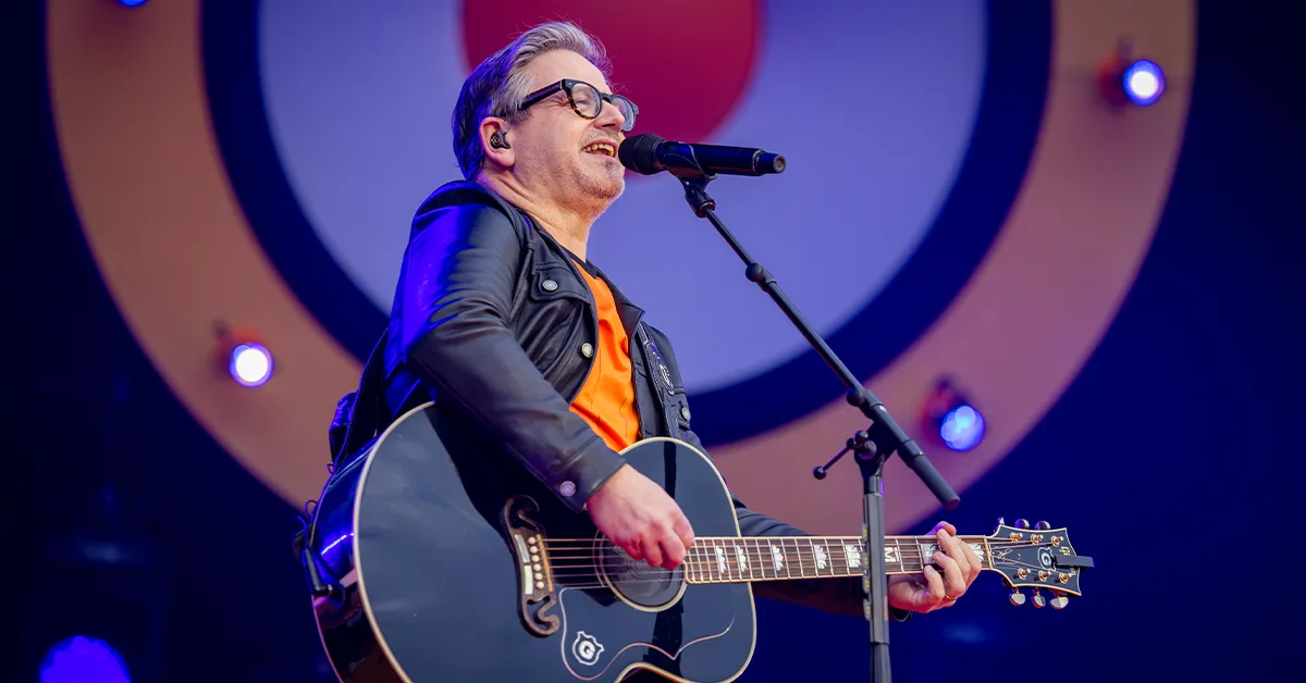 Guus Meeuwis toverde het Chasséveld om tot kroeg! 🍻🔥