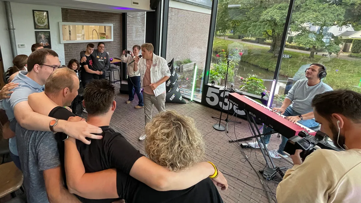 Jaap Reesema verrast Brownies & DownieS-medewerkers met de 538 Energy Boost