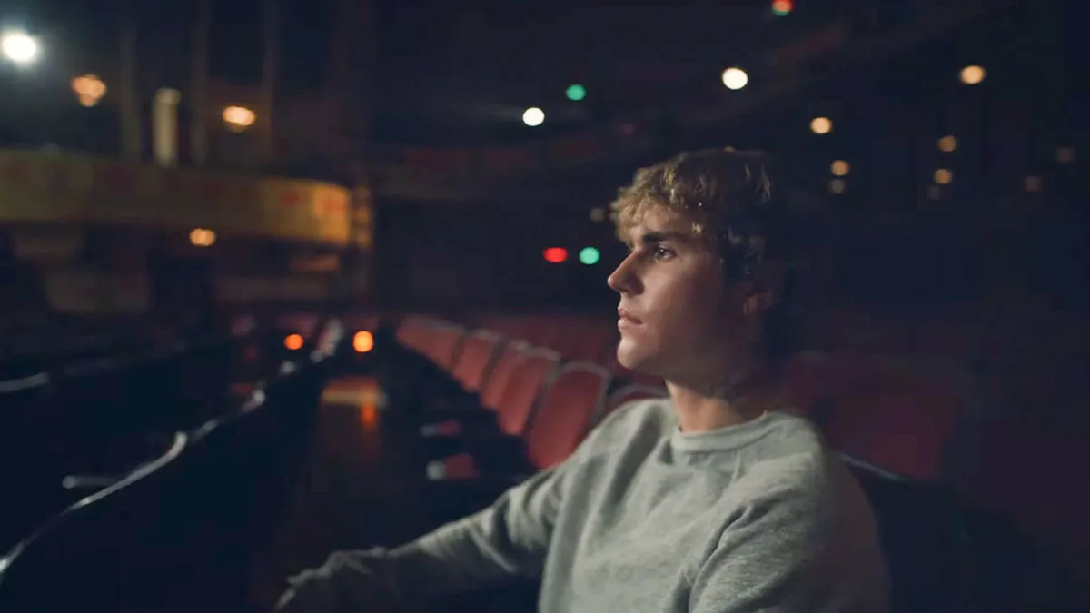 Justin Bieber blikt terug op eenzame jeugd met emotionele nieuwe single