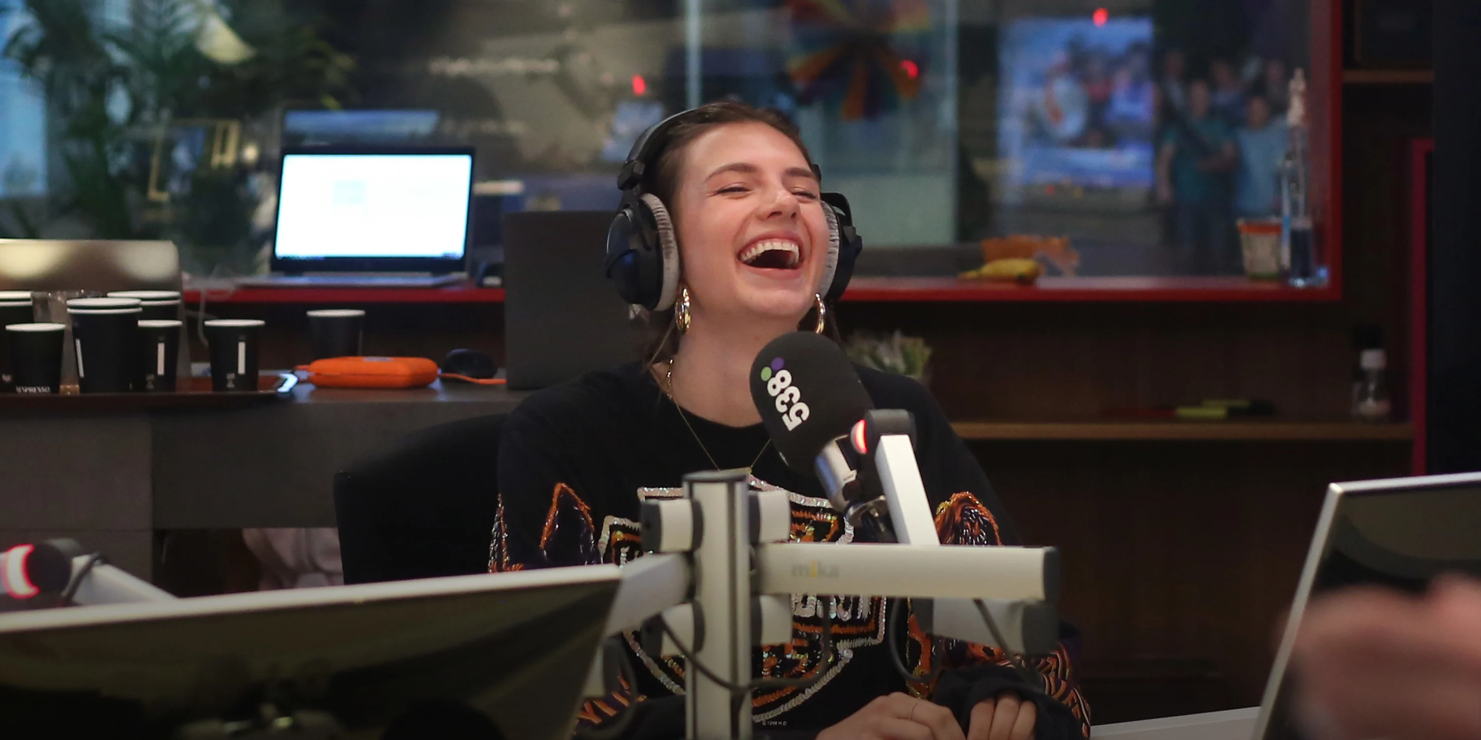 Maan verklapt met wie ze samenwerkt op eerste album!