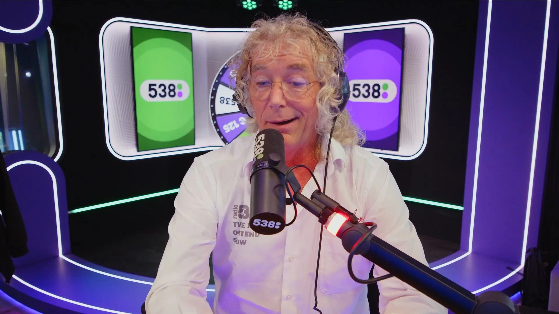 Een nieuwe mop van Arie uit de Kroeg: 'Er zat een Belg naast me...'