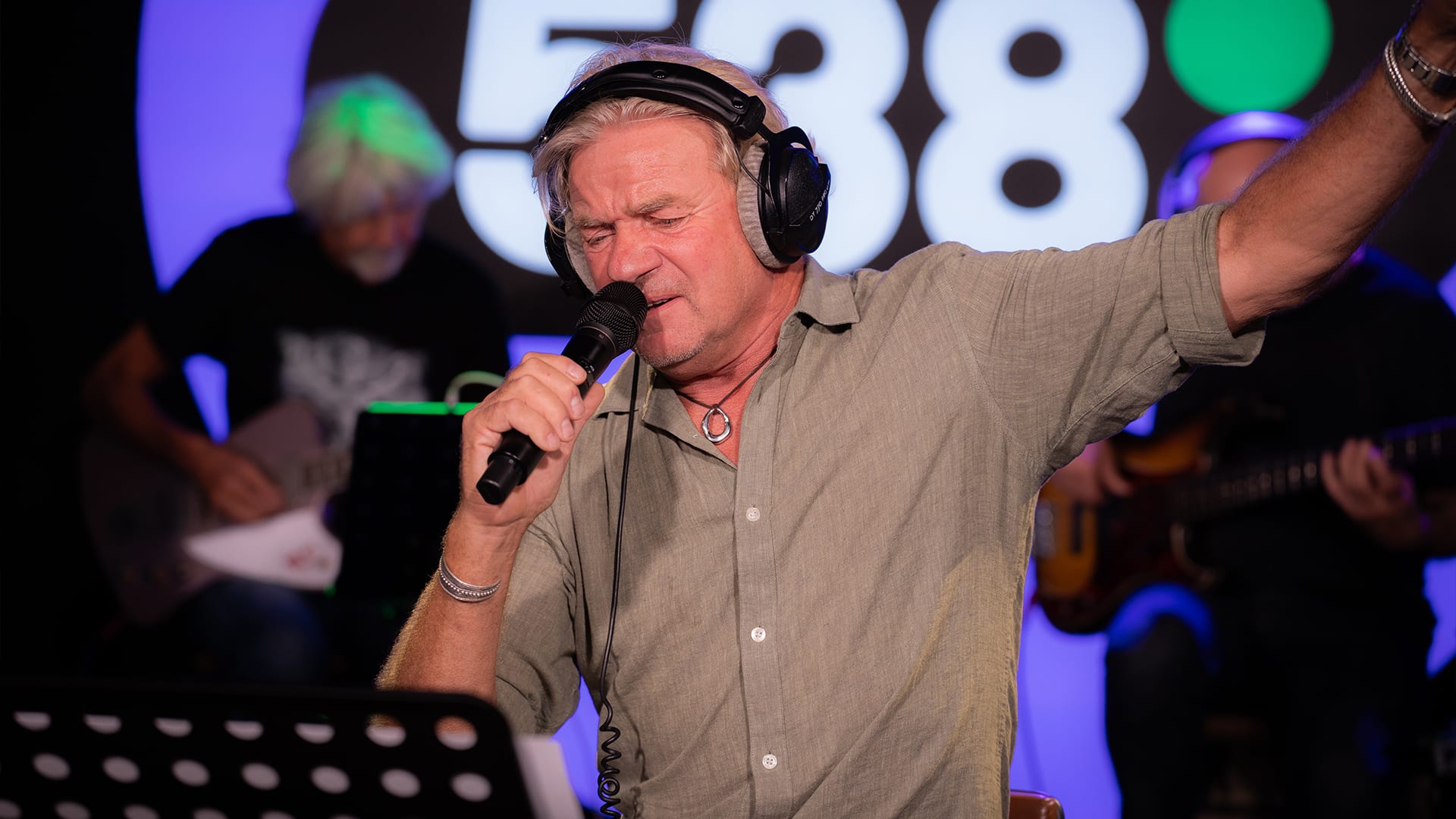 Bart Brandjes deed Just The Way You Are van Bruno Mars live bij Evers & co.