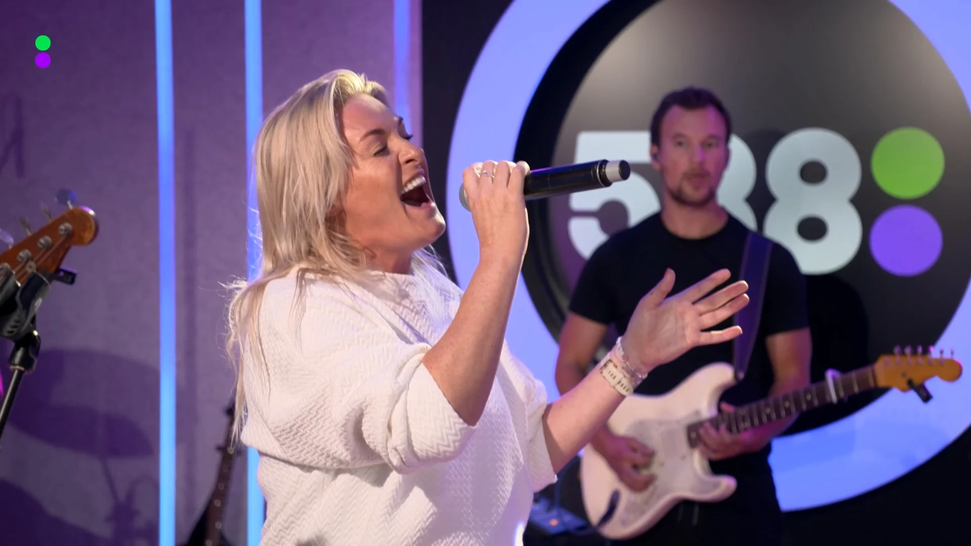 Miss Montreal speelt haar nieuwe single Alsof