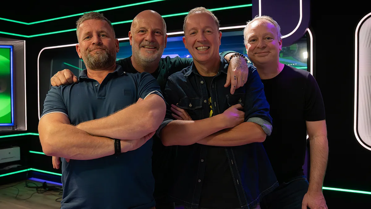 BLØF en Racoon doen akoestische versie van Glas aan de desk bij Edwin Evers 👏