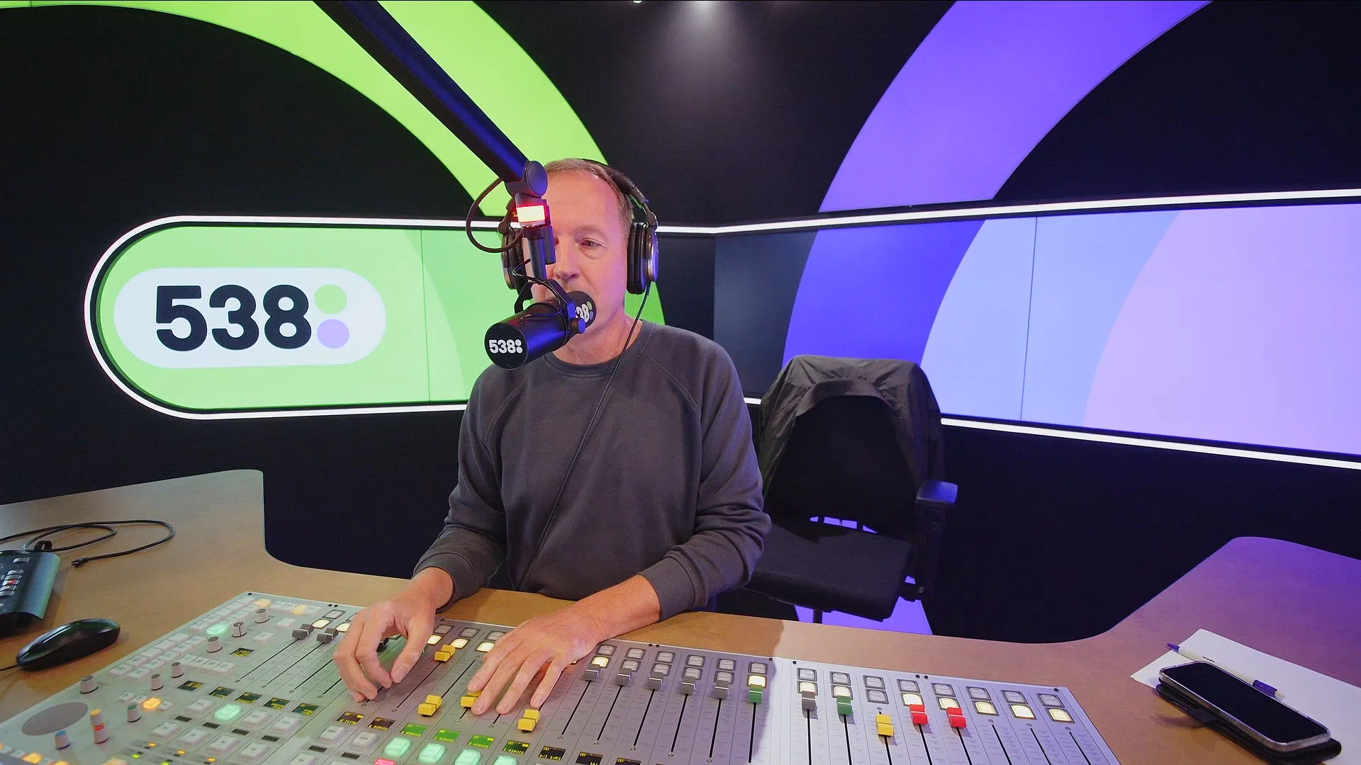 'Caroline van der Plas' laat nummer Hee Amsterdam horen bij Evers & co.