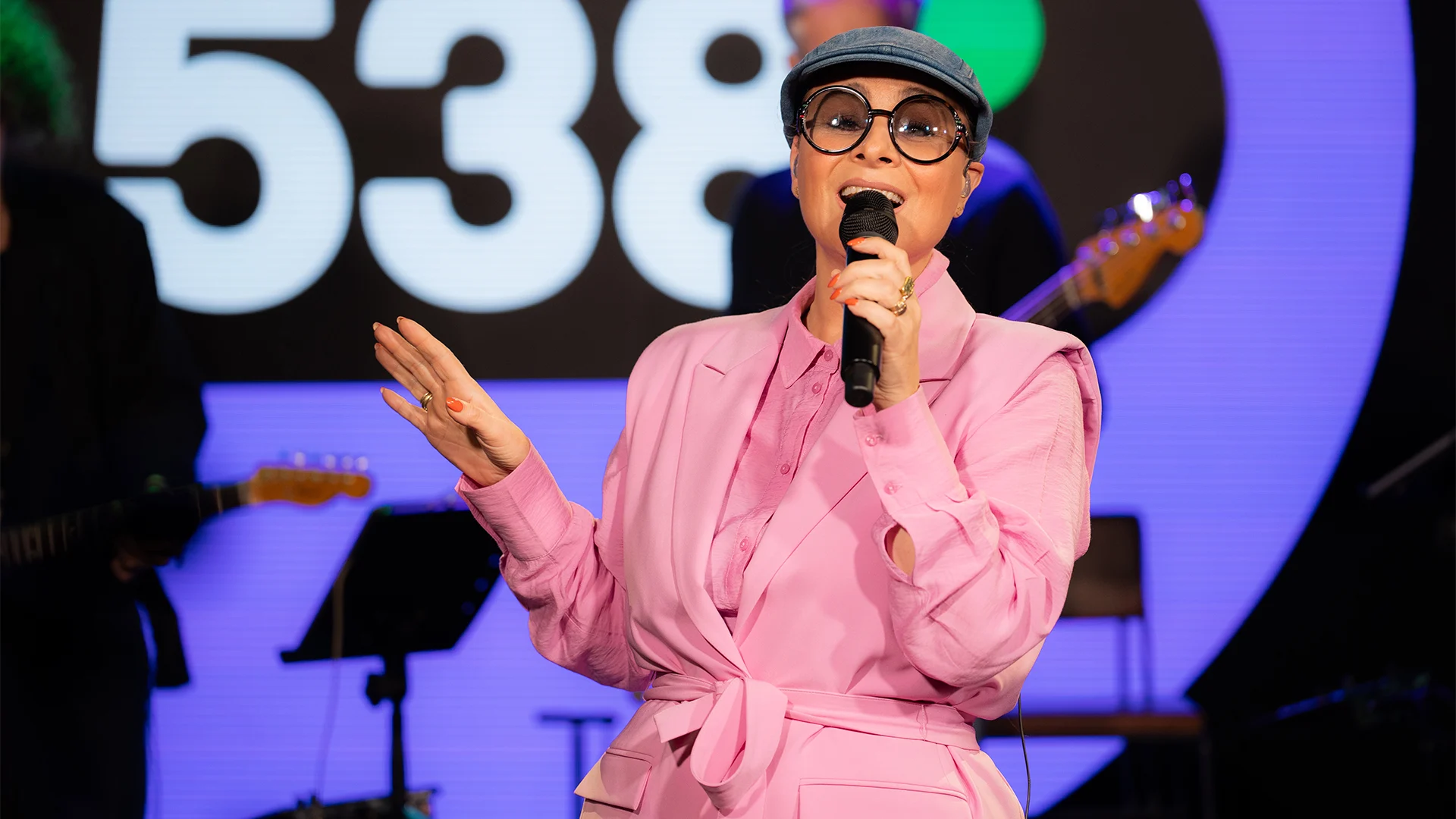 Trijntje Oosterhuis doet drie spectaculaire Stevie Wonder-covers 🪩