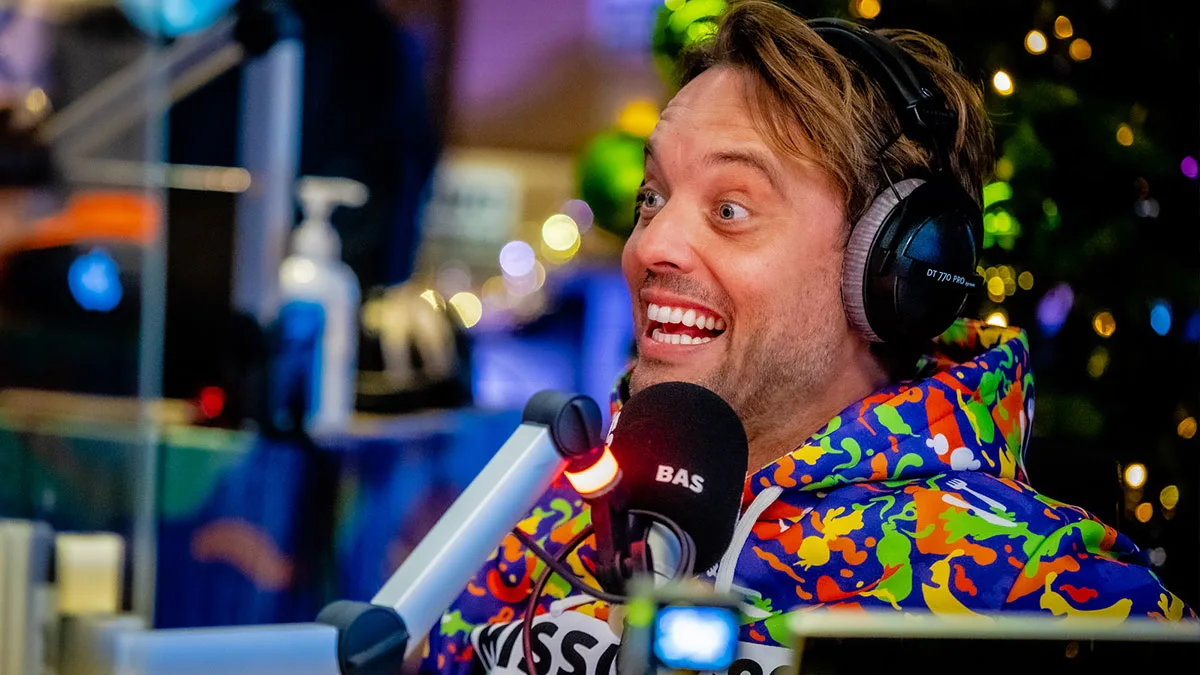 Wát een bedrag! Bas Smit hengelt duizenden euro's binnen met veiling