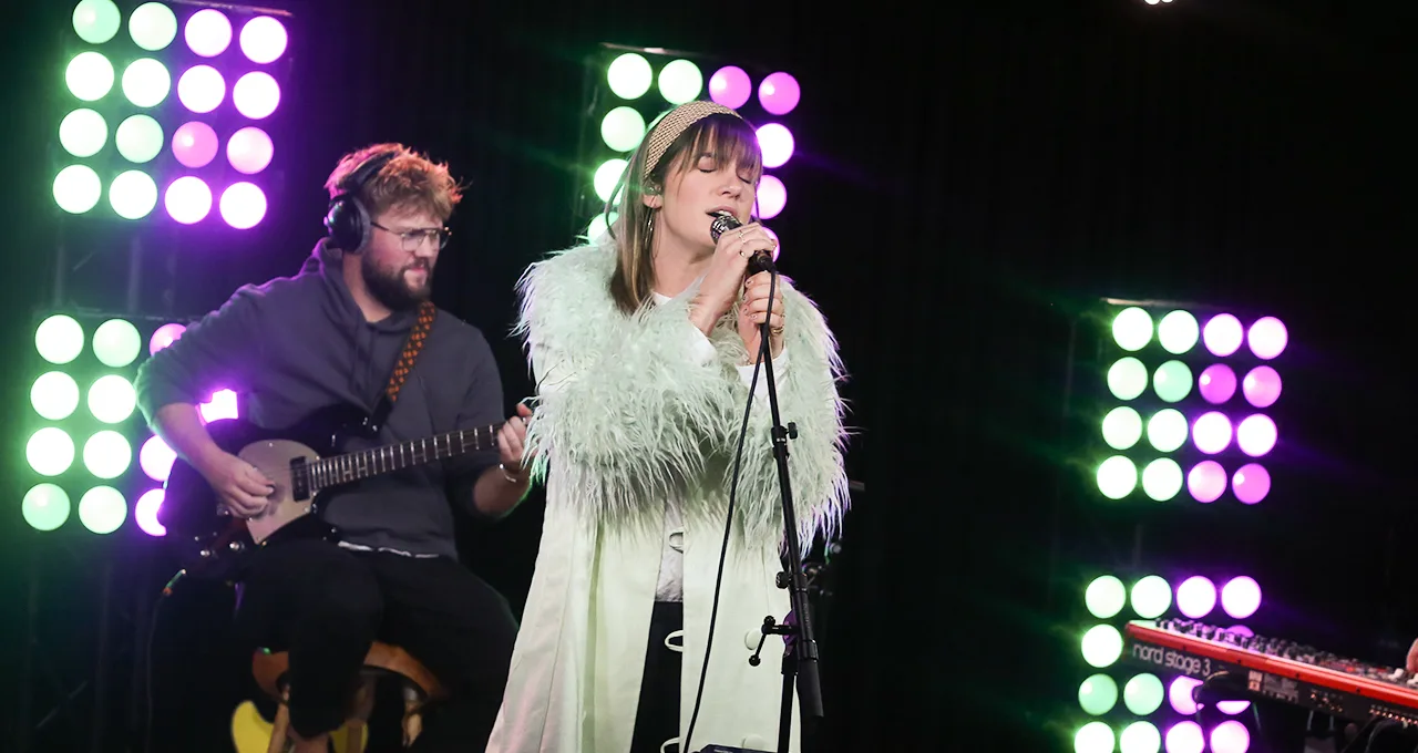 Maan gebruikt haar relatiebreuk voor nieuw nummer!