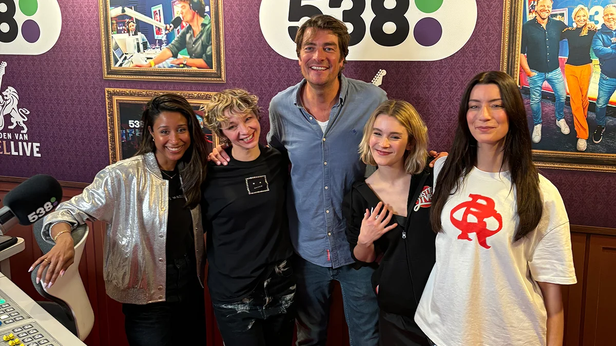 Pommelien, Jacqueline en Rikki krijgen Ahoy stil met 'I Would Stay'