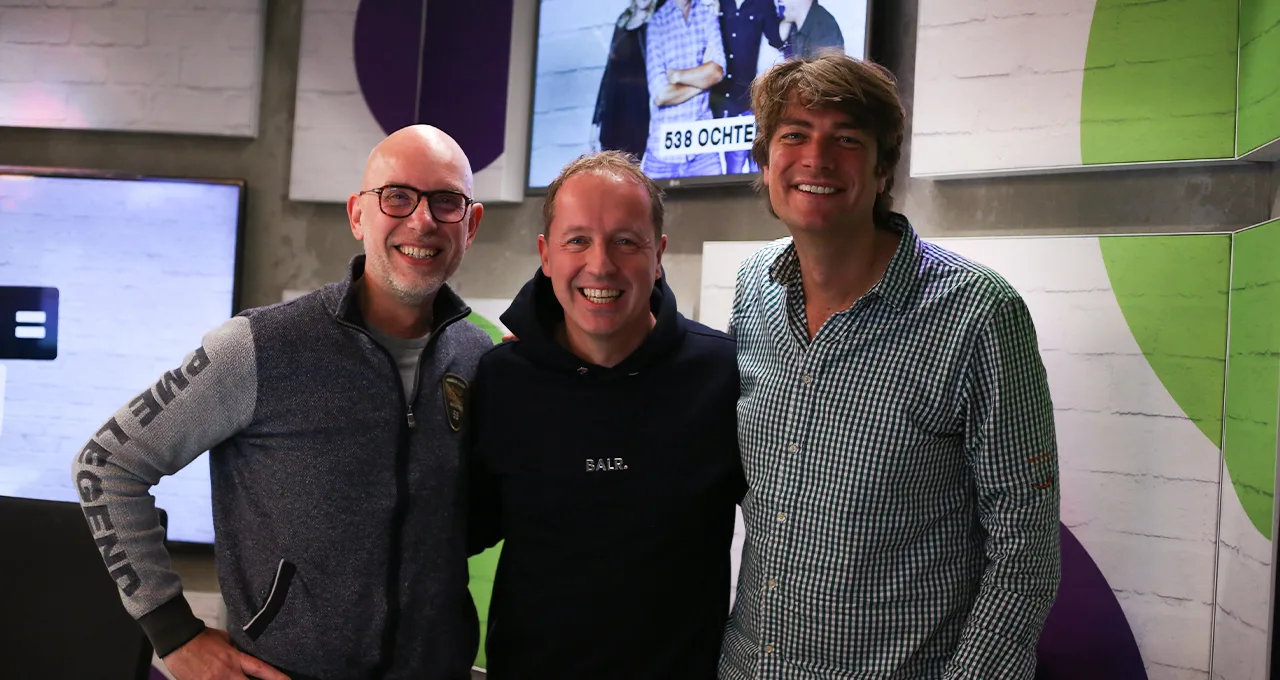 Edwin Evers primeurt kerstnummer bij 538 Ochtendshow met Frank