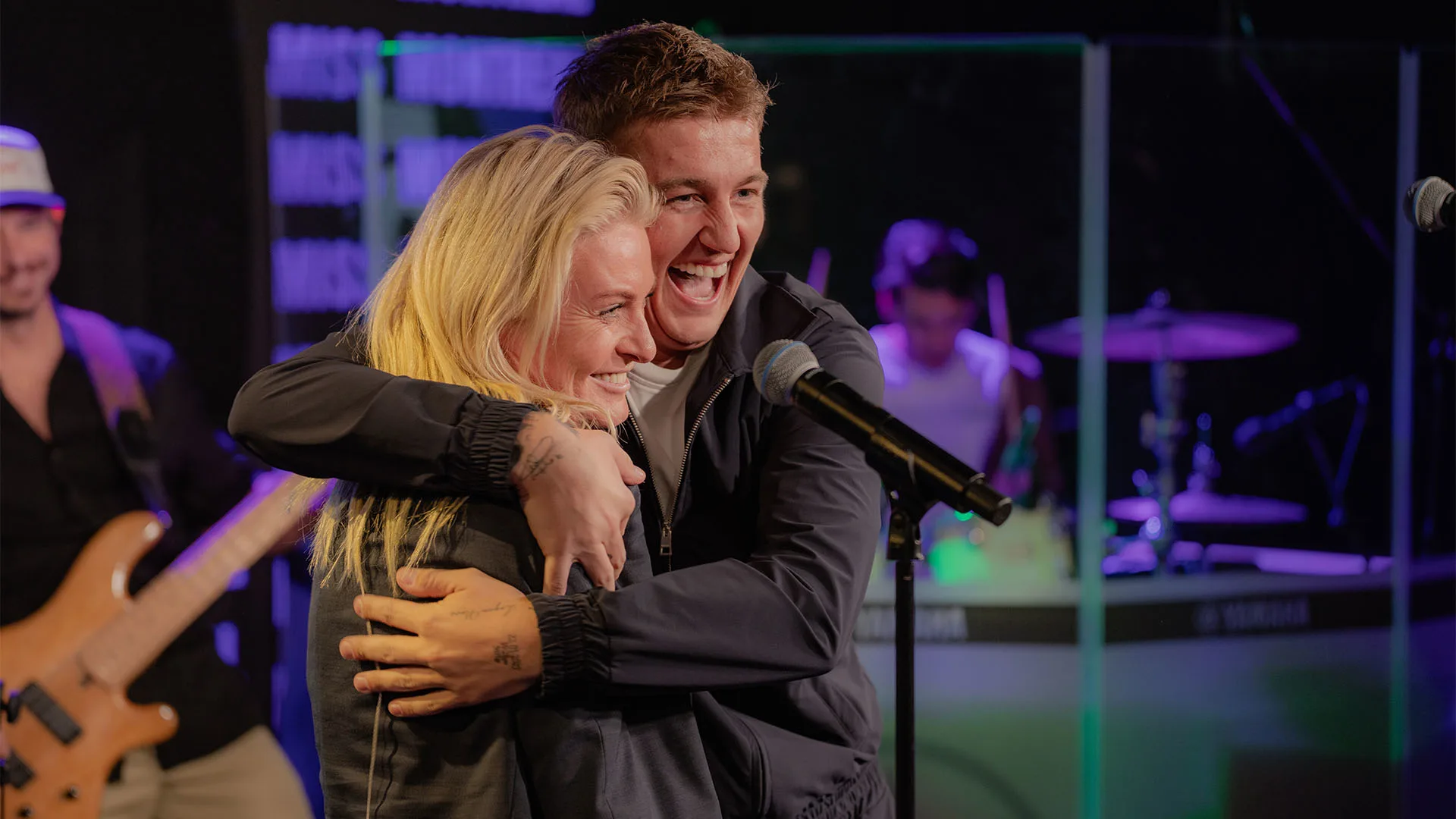 Mart Hoogkamer en Miss Montreal doen Houden van Haten voor de eerste keer op de radio