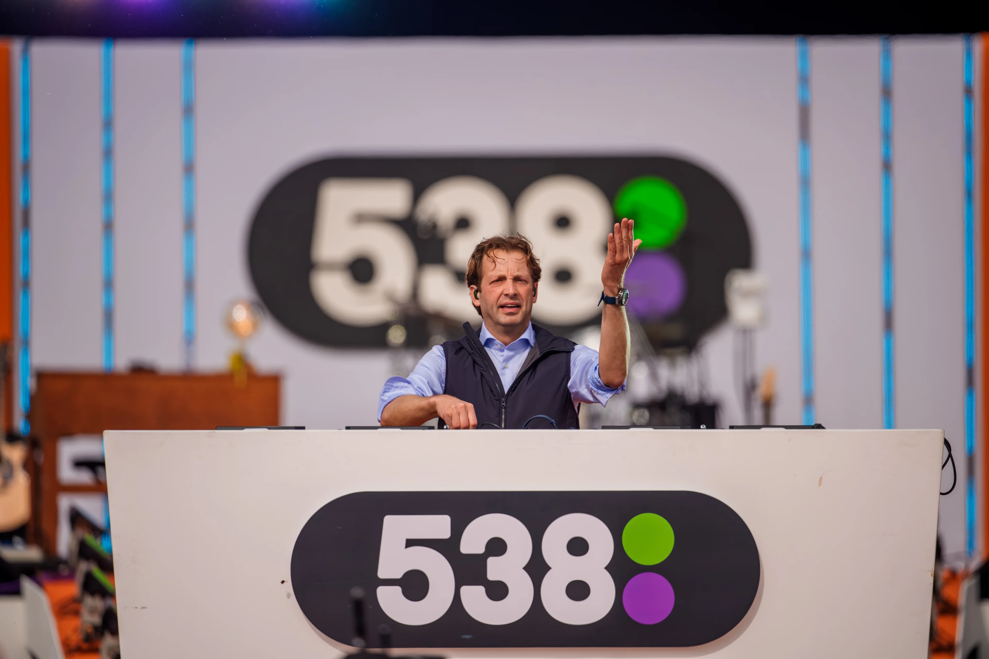 Floris van Oranje bouwt koninklijk feestje op 538 Koningsdag!