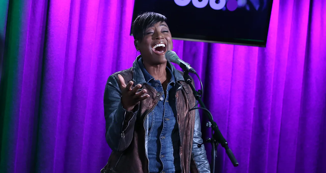 Edsilia Rombley zingt Songfestival-hit!