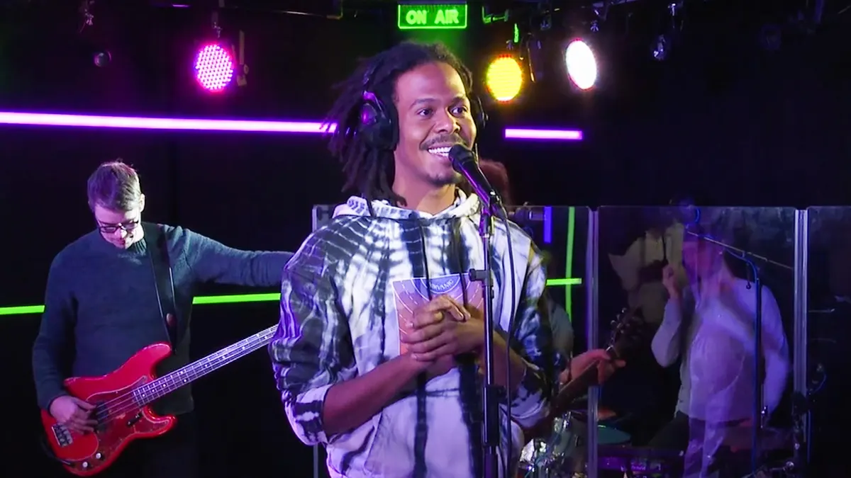 Jeangu Macrooy live bij 538 met zijn songfestivalnummer!