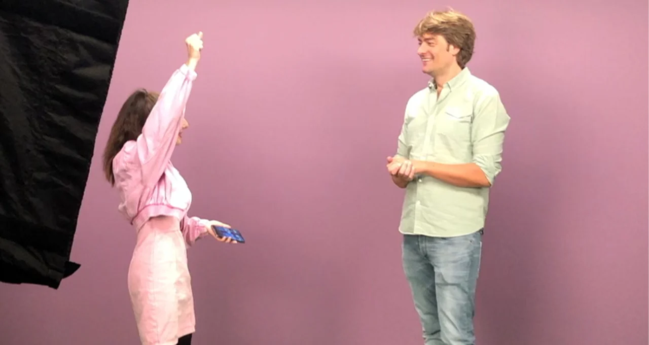 Jarige Frank Dane is een stijve hark en krijgt dus TikTok-les! 😂