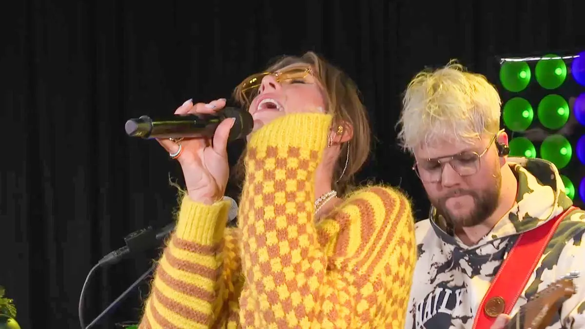 Maan voor het eerst live met haar nieuwe single!