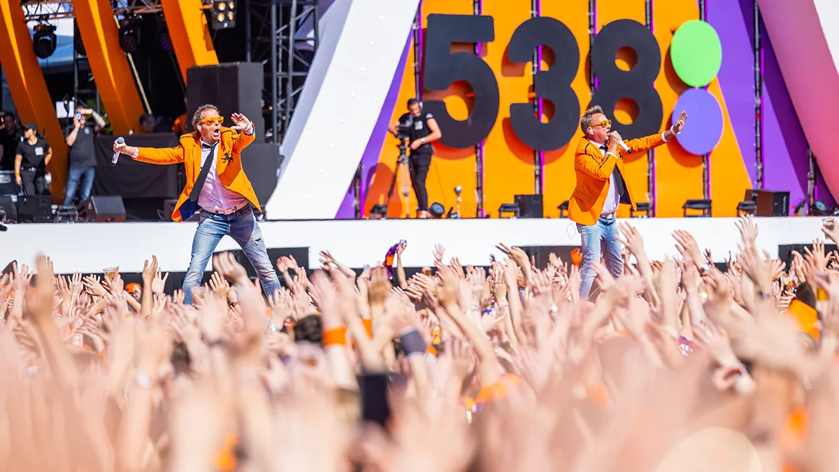 De Gebroeders Ko vieren feest op het Chasséveld