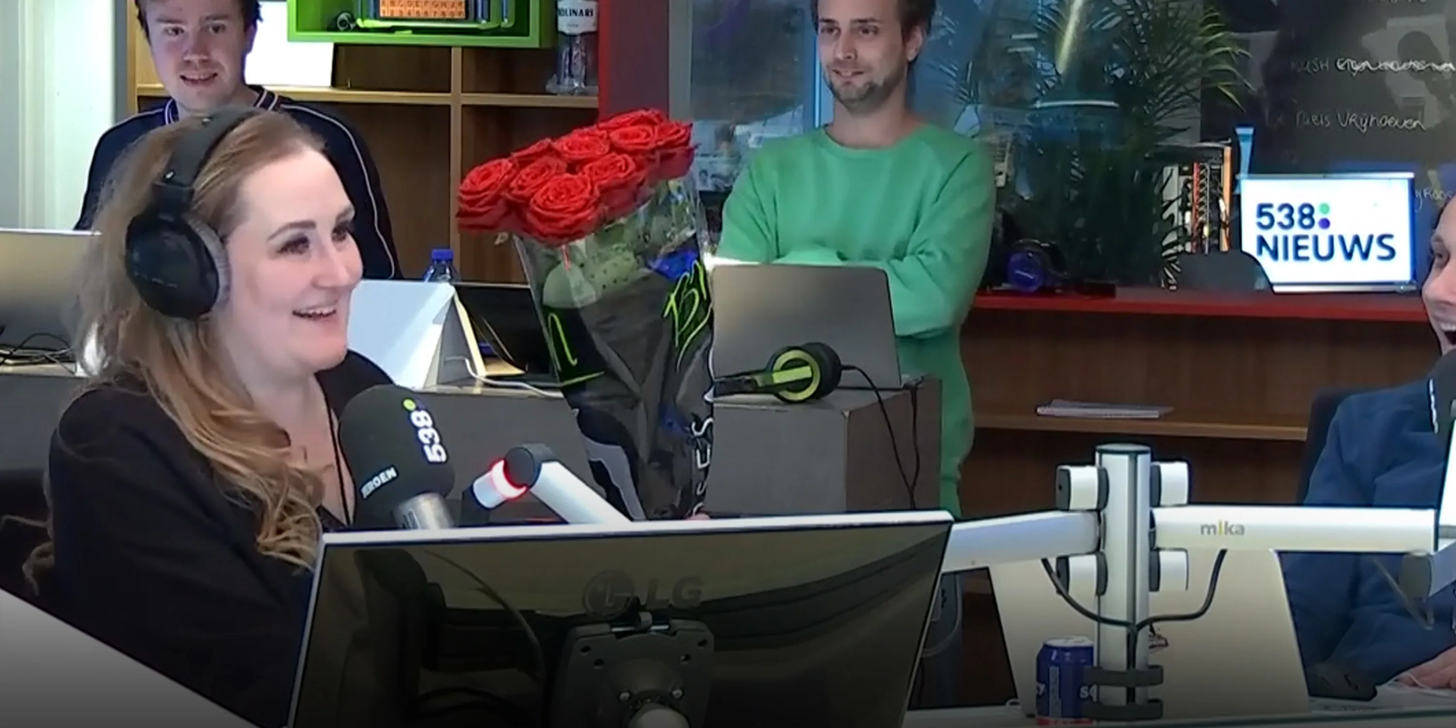 Hannelore krijgt bos rozen van geheime minnaar