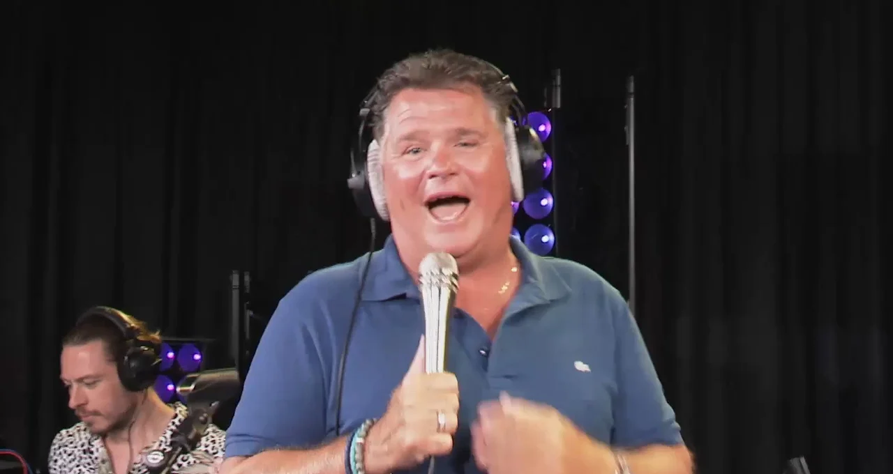 Wolter Kroes zingt op matchday Viva Hollandia!