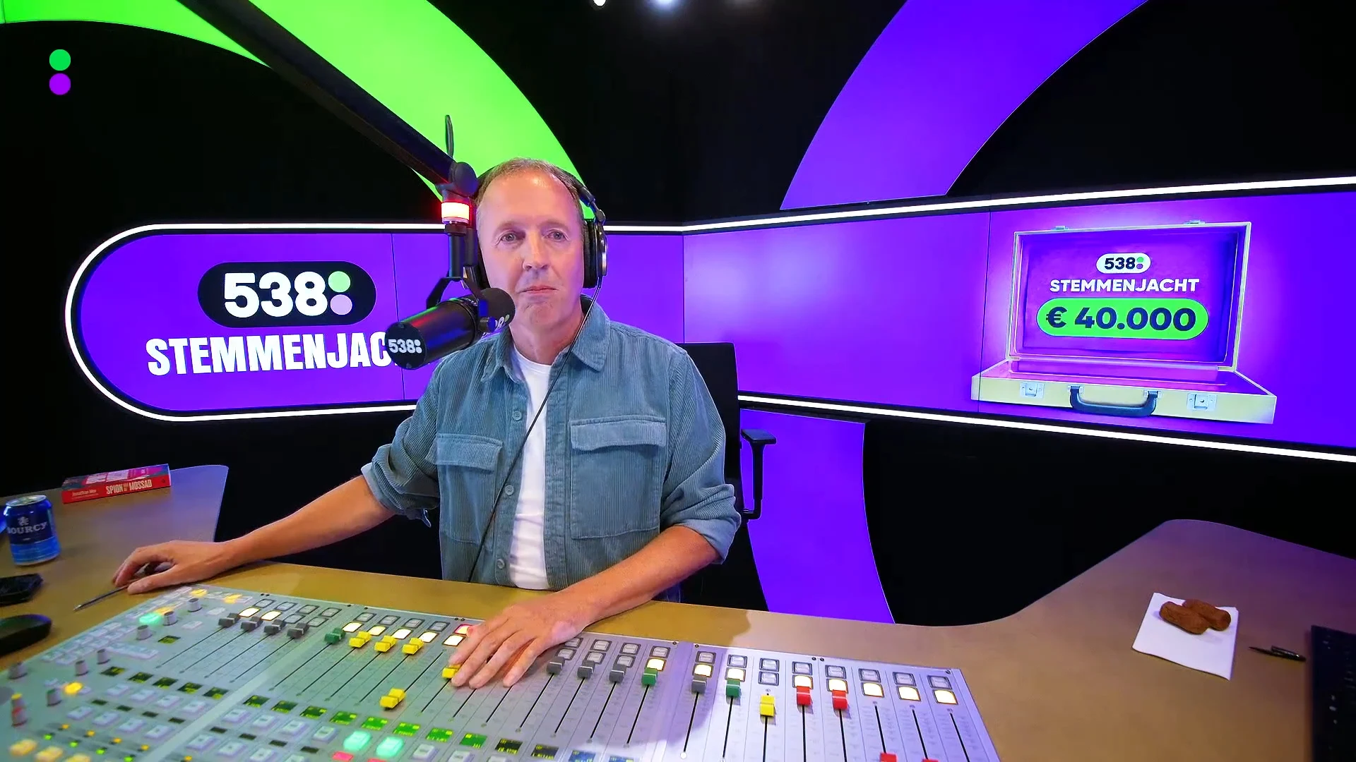 Mevrouw Van der Plas maakt zich klaar voor Koningsdag