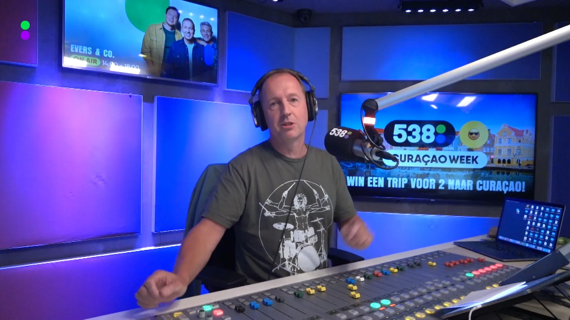 Edwin Evers belt met de jarige 'Geert Wilders'