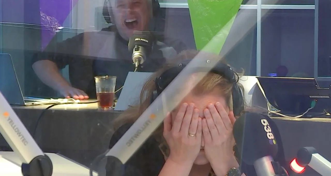 'Neeeee, wat erg!' Hannelore is niet blij met d'r verjaardagscadeau... 😂