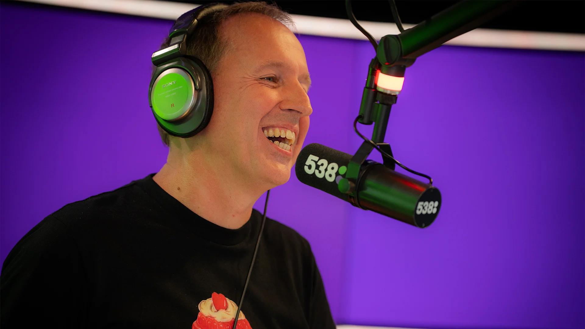 Edwin Evers belt met ‘Maarten van Rossem’ over zijn eigen bankje 😉