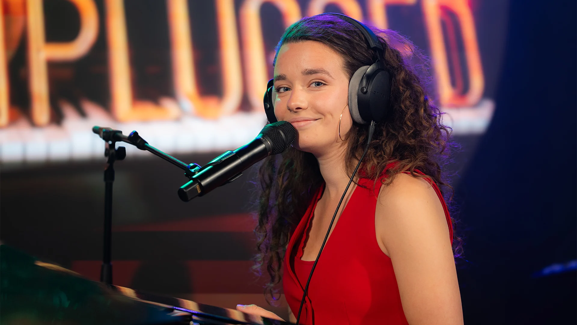Talent Unplugged-winnares Janna doet She Knows Me Now (The Silent Song) live bij Evers & co.
