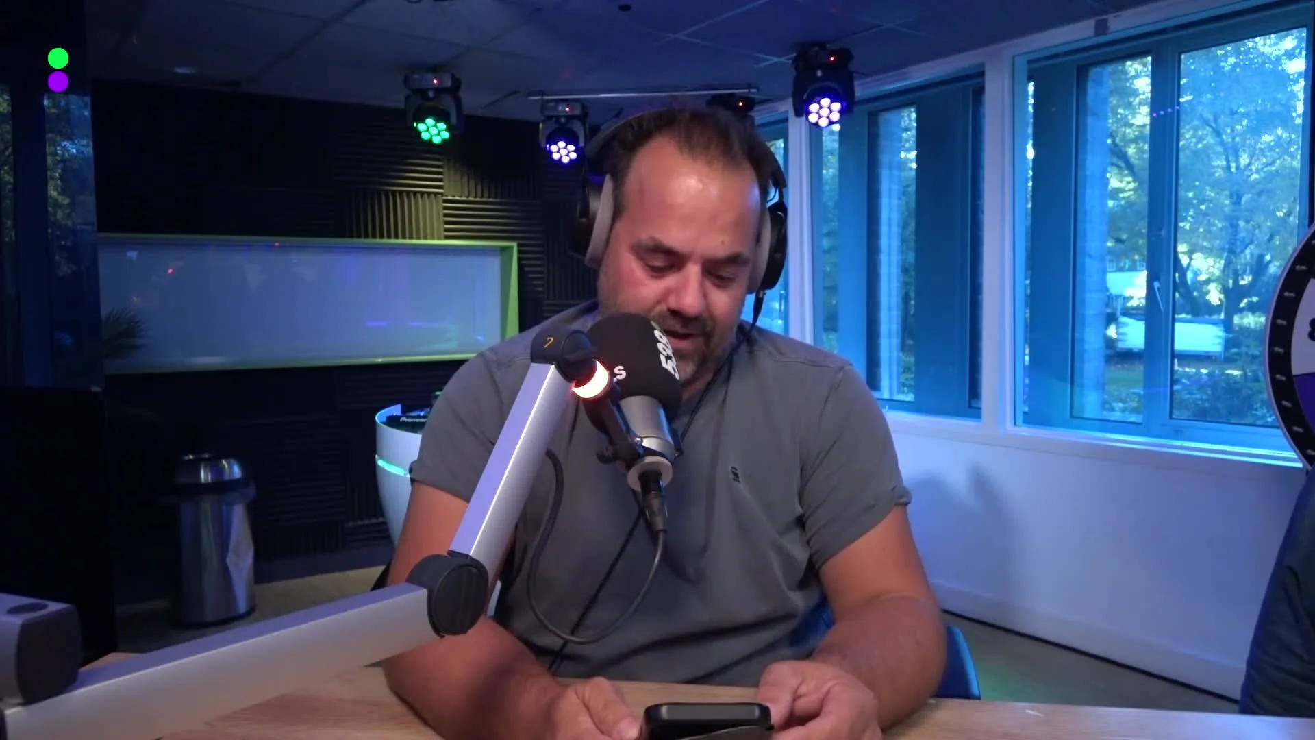 Mag De 538 Ochtendshow nu echt meespelen in de SBS-kerstpromo?!