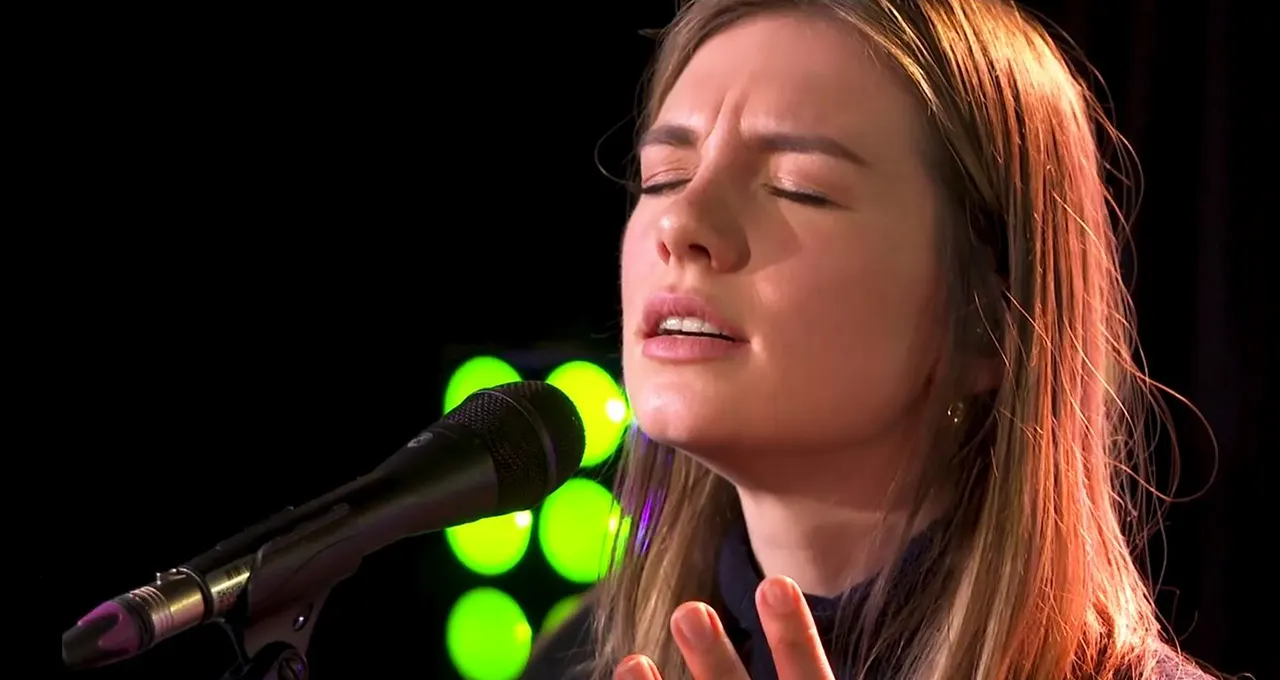 Maan doet akoestische versie Hij Is Van Mij tijdens de 538 Live Lunch