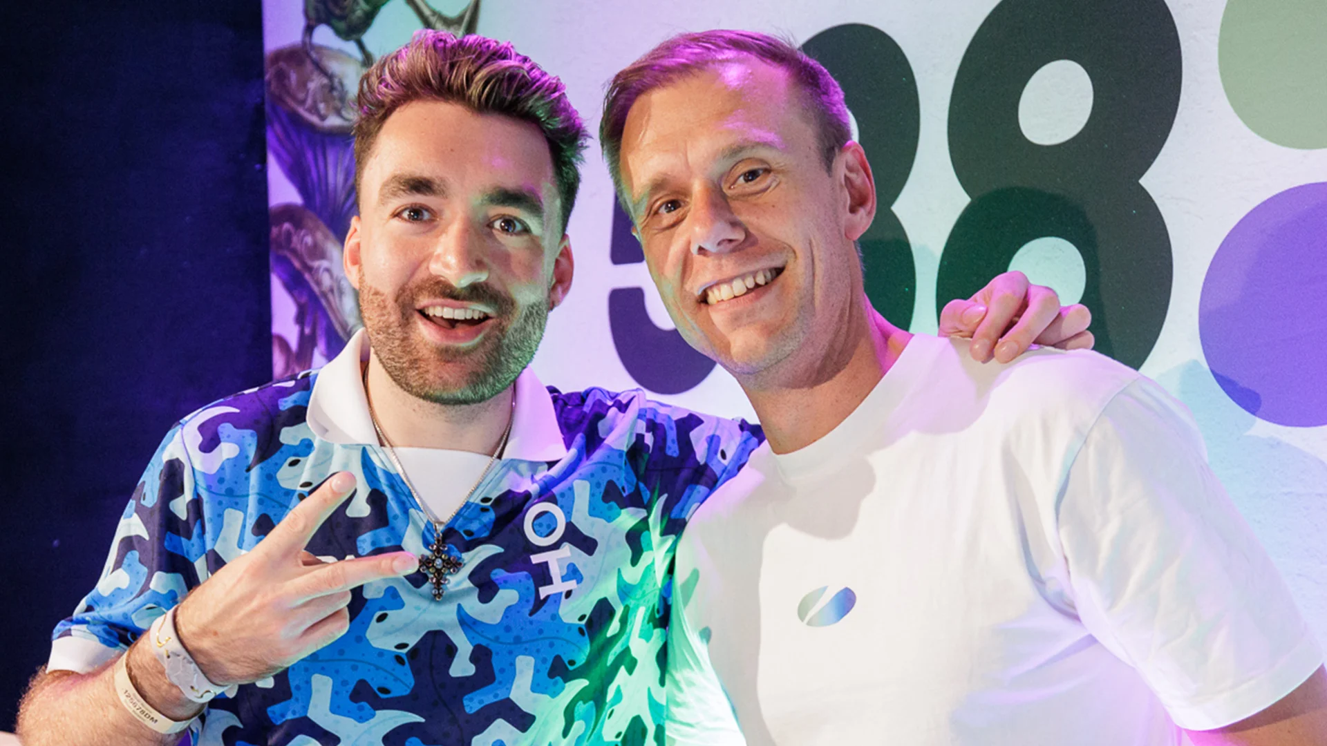 Oliver Heldens in gesprek met Armin van Buuren vanuit Tomorrowland