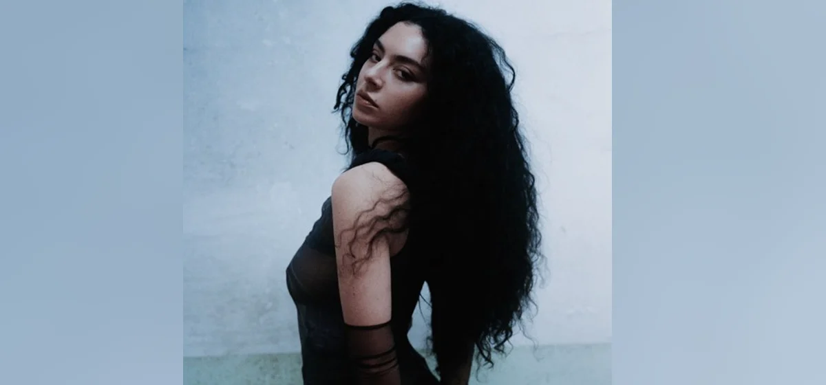 GEKRAAKT: Charli XCX - Apple 