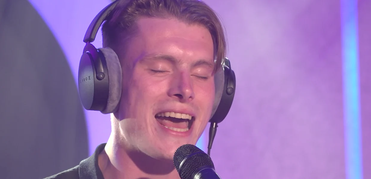 Lucas Nicholas gaat viral met Engelse versie van Het Regent Zonnestralen! ☀️