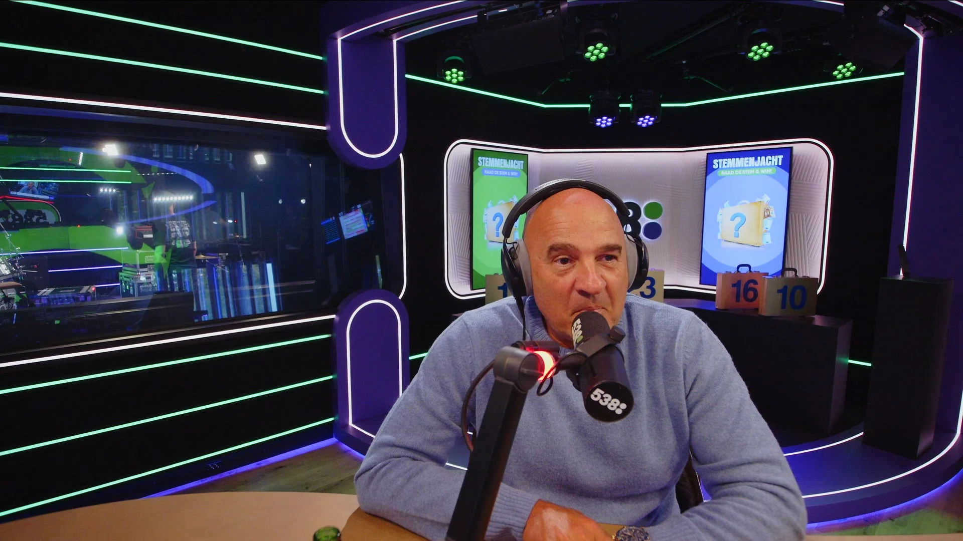 Broertjes De Boer en Harry Mens bellen met vraag voor John van den Heuvel!