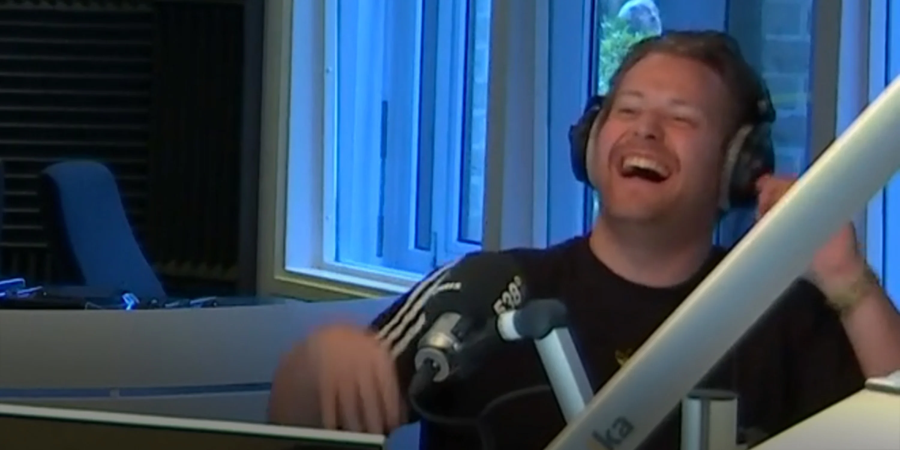 LOL! Dino-kenner Chris wreed onderbroken...