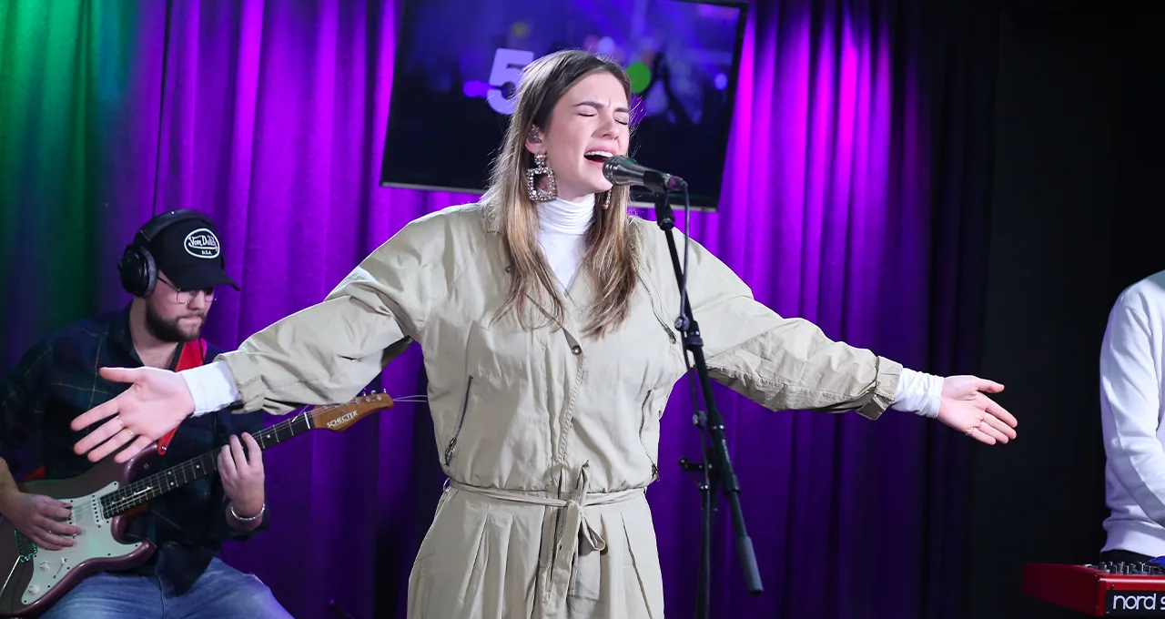 Supermooi! Maan doet haar nieuwe single live