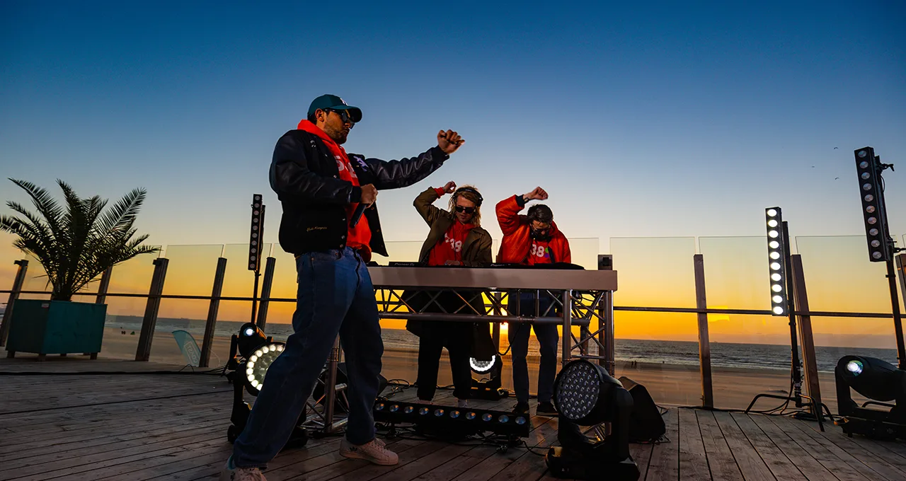 Kris Kross Amsterdam doet vette 538 Koningsdag-set vanaf het strand