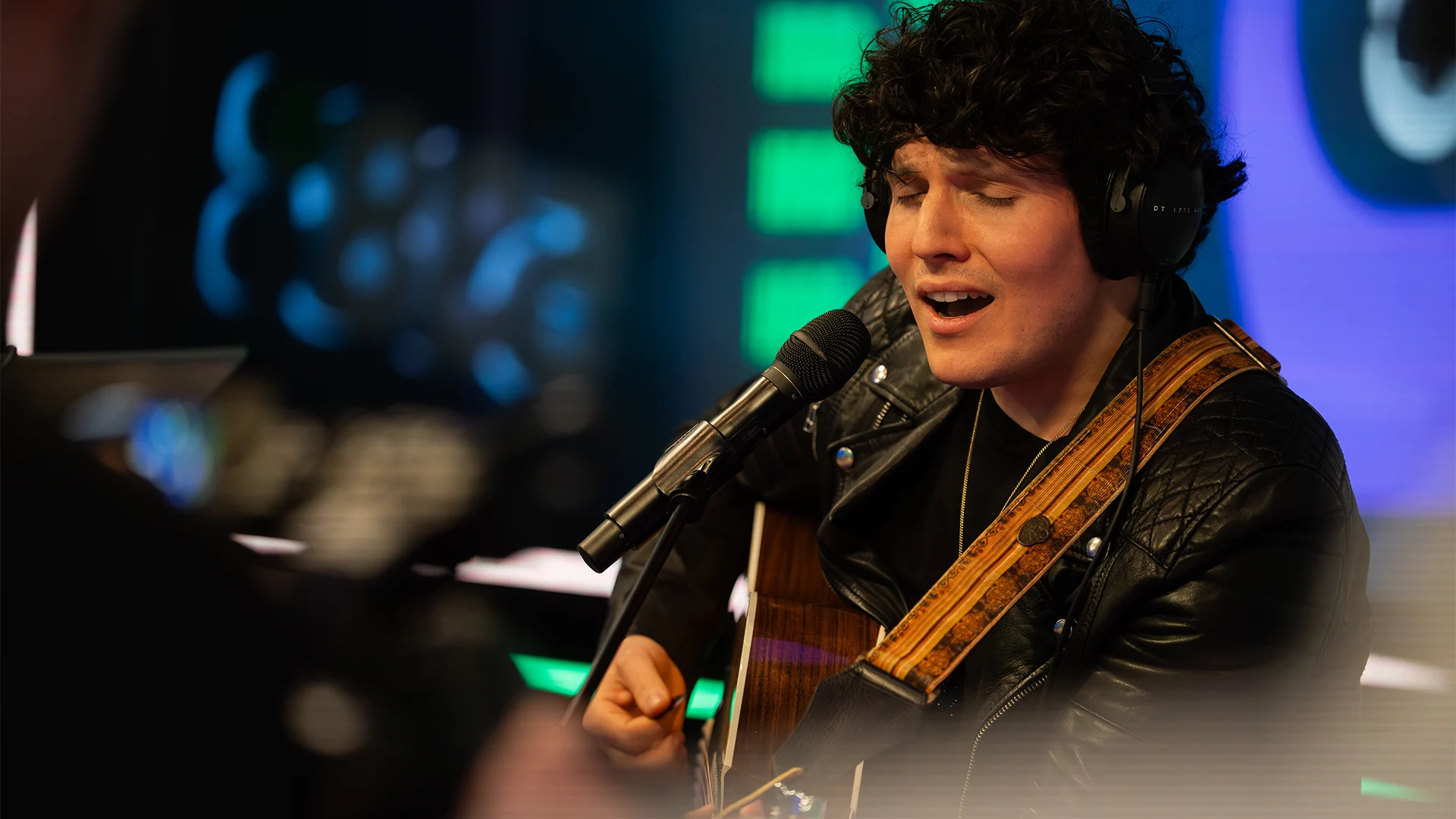 Marnix Emanuel speelt You Got Me Hurt aan de desk bij Edwin Evers