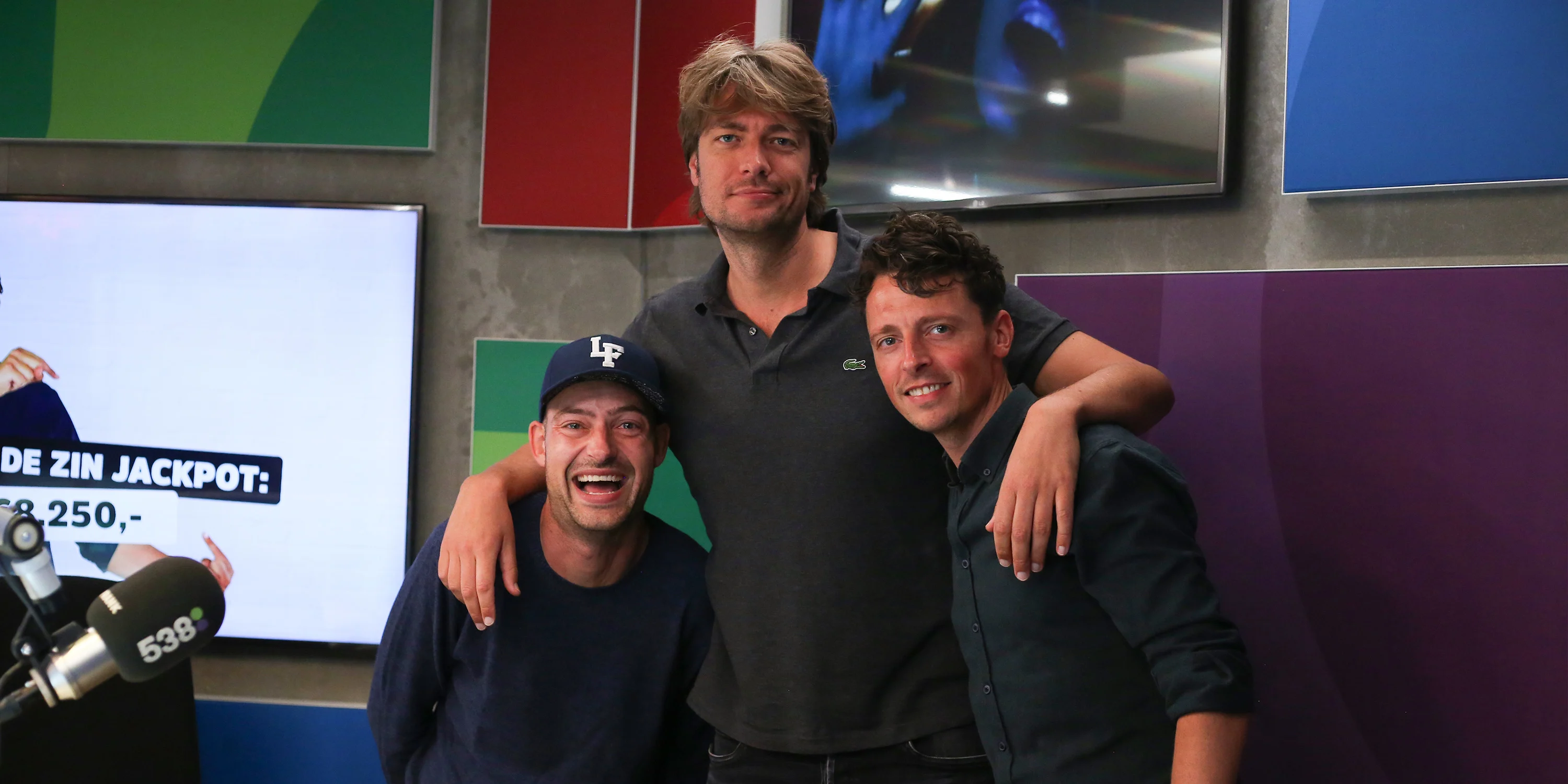 Lange Frans en Baas B zijn terug met een nieuwe versie van Het Land Van!