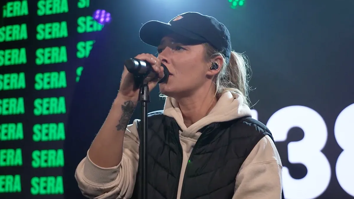 SERA zingt cover Somebody That I Used To Know live in de studio! 🔥