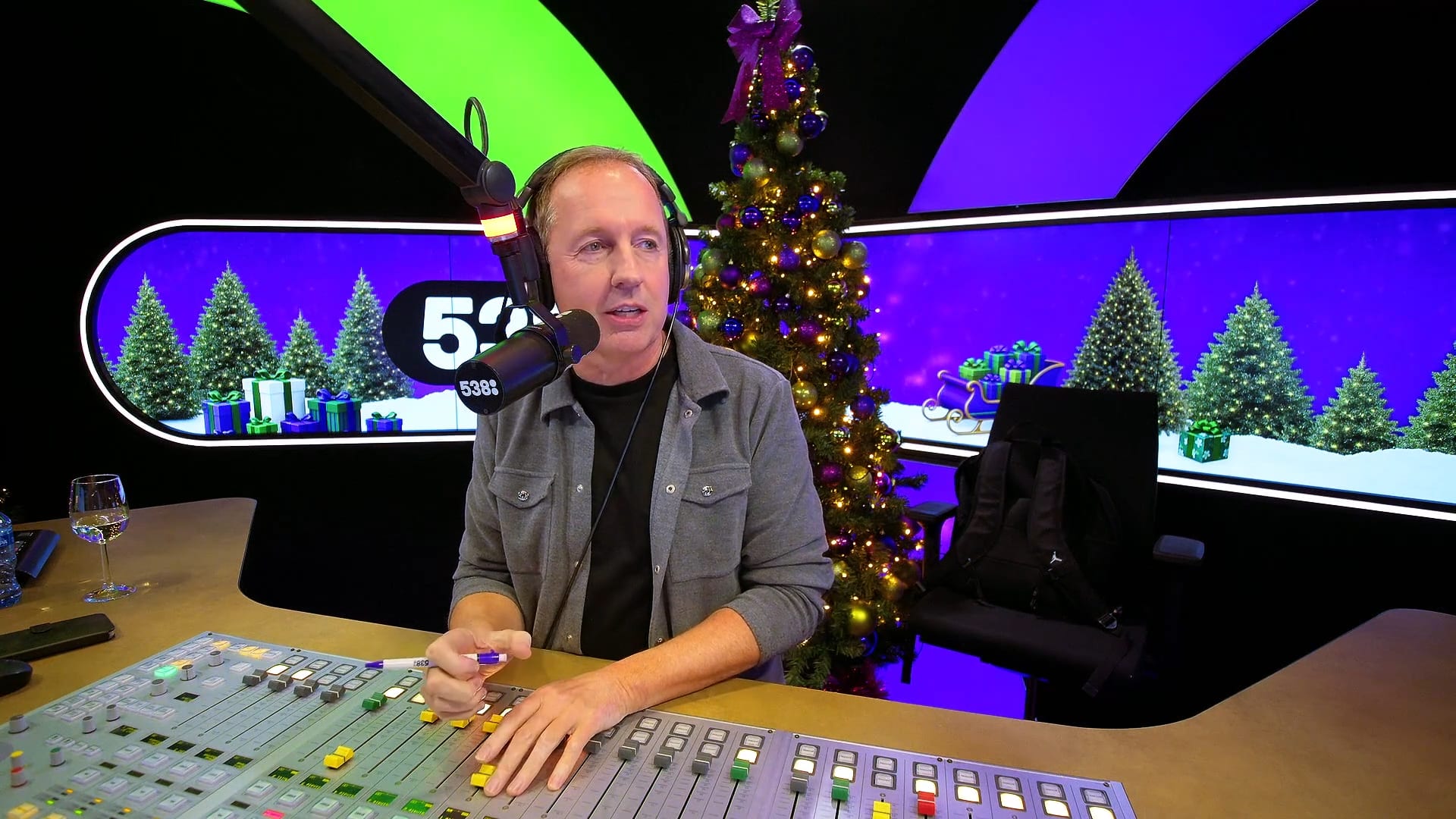 De stamgasten bespreken de week in Evers & co.