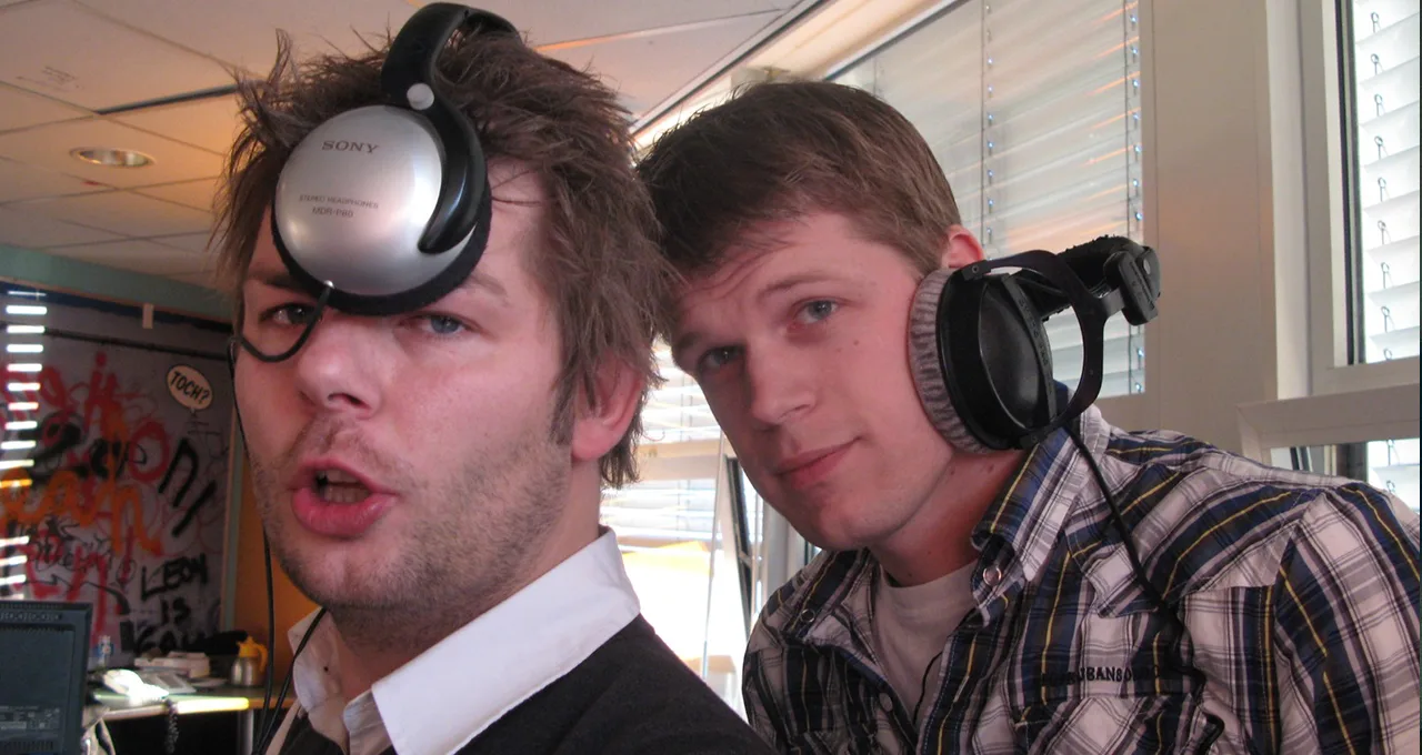 Hilarisch: 12 jaar terug in de tijd met een rappende Coen en Sander