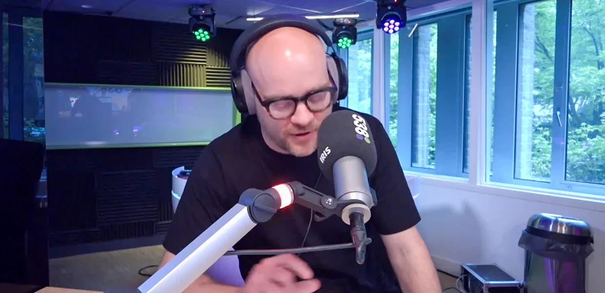 Jelte drinkt shotje Tabasco voor de mannen van Kris Kross Amsterdam