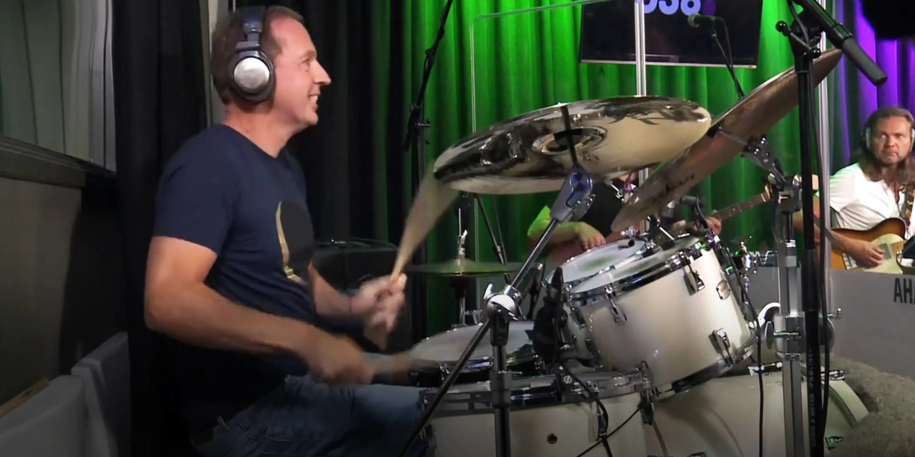 Vet! Edwin Evers drumt mee met Guus Meeuwis en z’n band