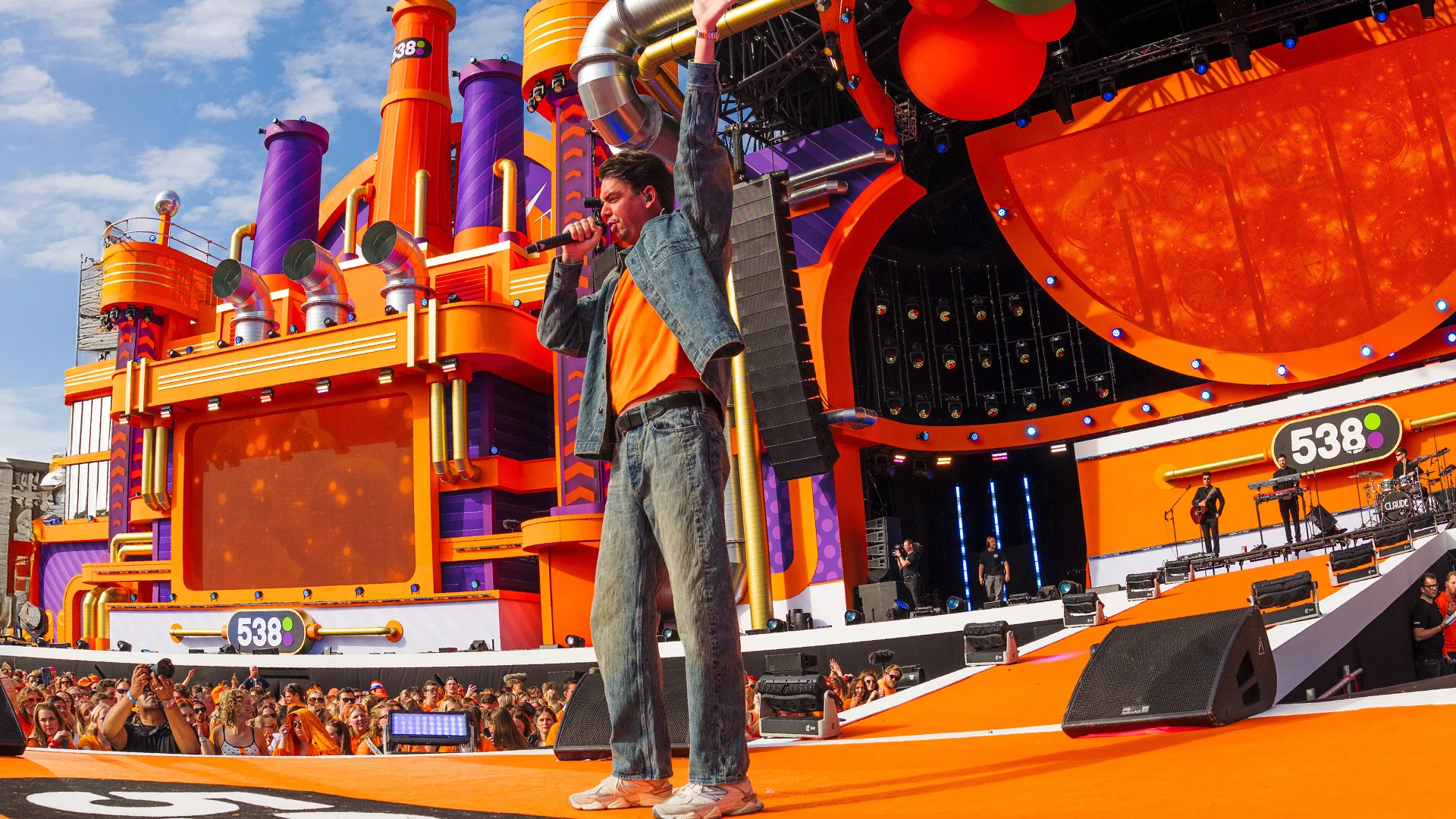 Iedereen zingt uit volle borst mee met Yves Berendse op 538 Koningsdag 2026 🎤