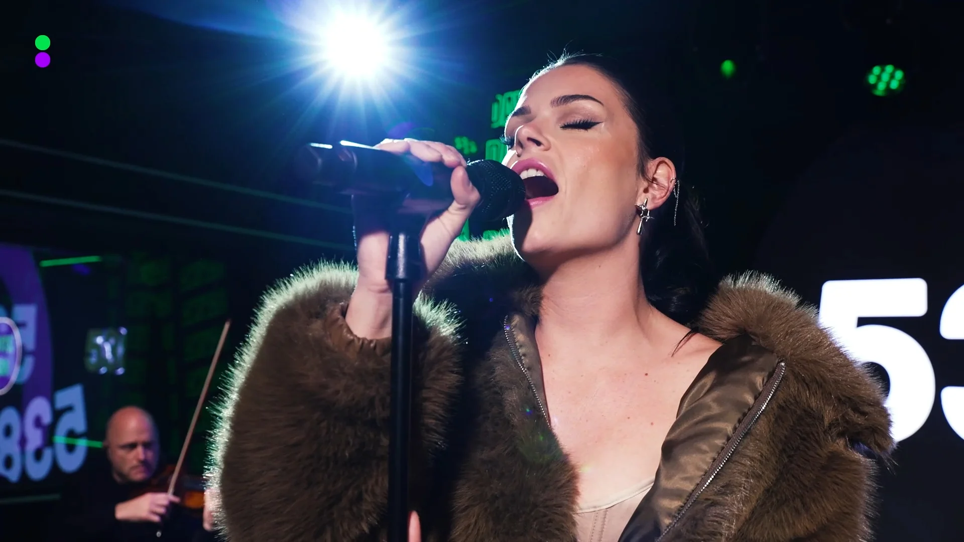 Davina Michelle speelt nieuwe single I Won't Let Go live in de nieuwe studio! 🔥