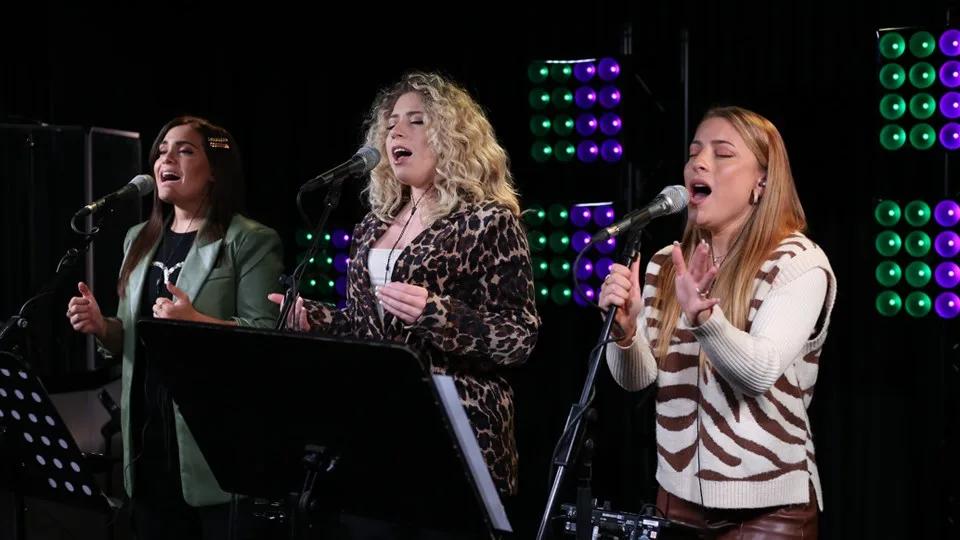 De zussen van OG3NE doen Africa van Toto